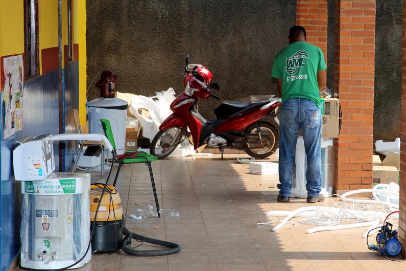 A Prefeitura faz troca, instalação e manutenção de aparelhos de ar- condicionado em escolas da REME